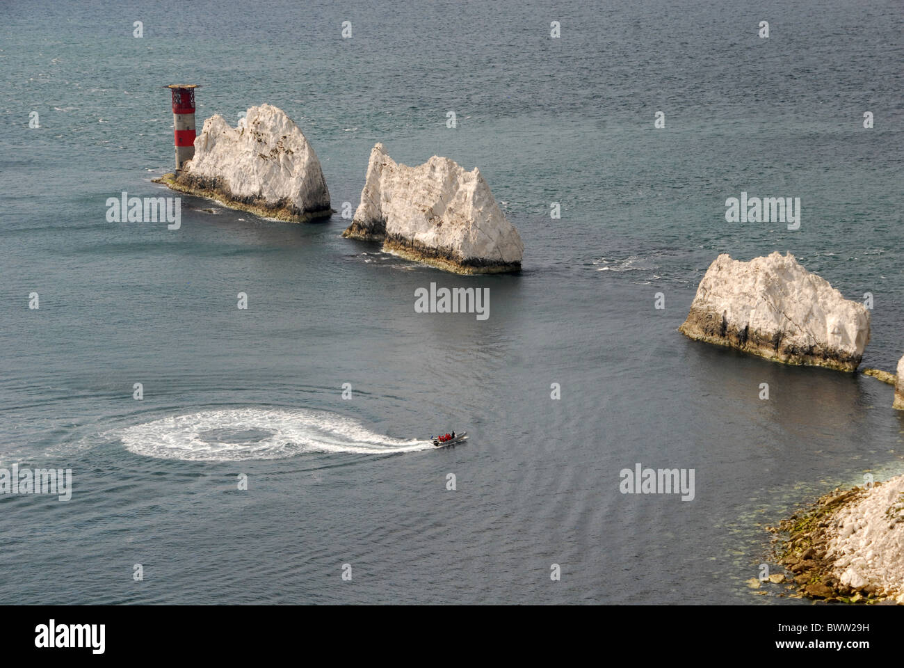 L'île de Wight d'aiguilles de mer hors-bord la craie falaises piles pile la Grande-Bretagne l'érosion l'anglais britannique l'Angleterre pays scenic scenics Banque D'Images