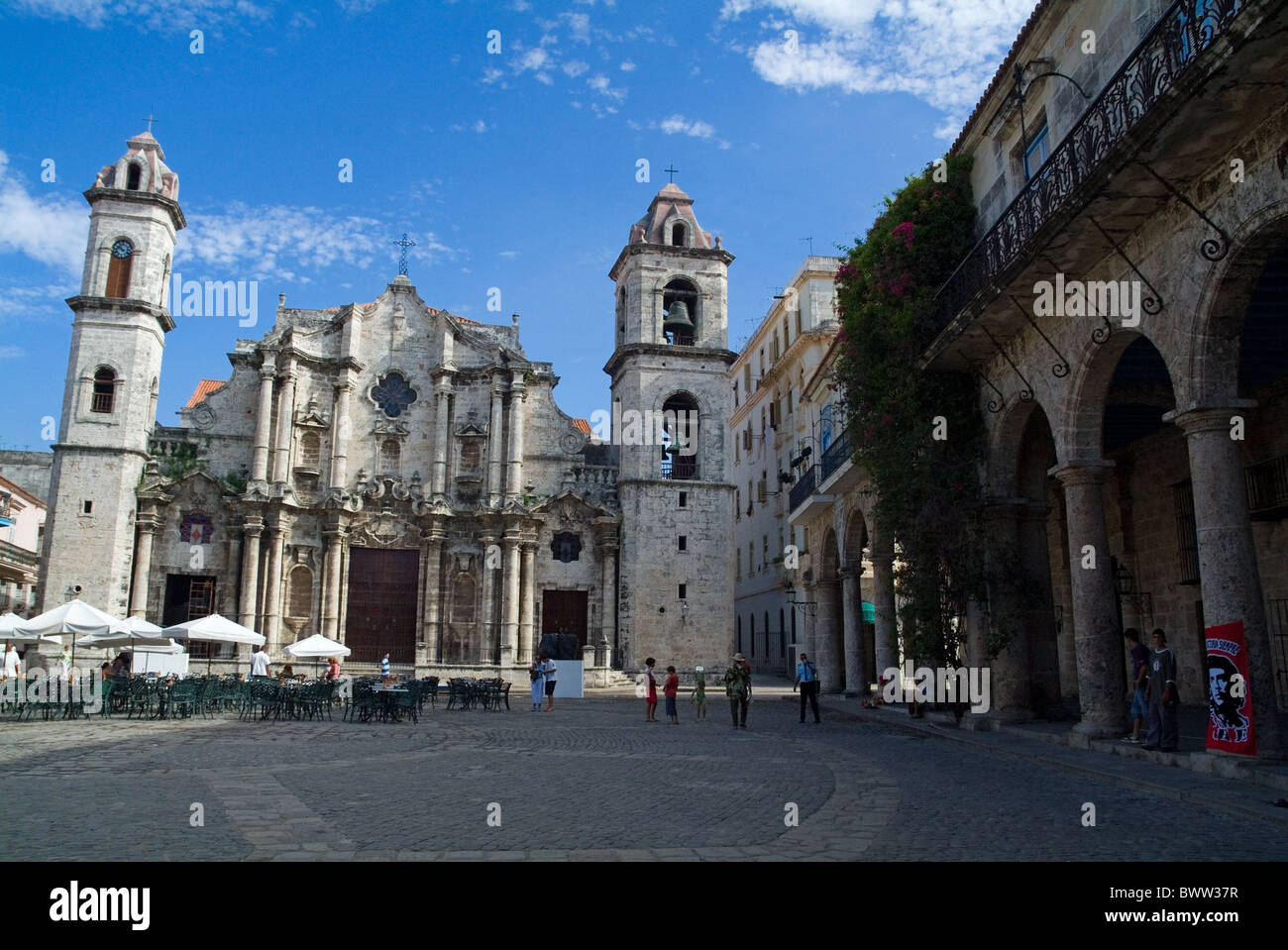 Cour pavée, entourée de cathédrale de San Cristobal et Palacio de los Marqueses de Arcos, La Havane, Cuba. Banque D'Images