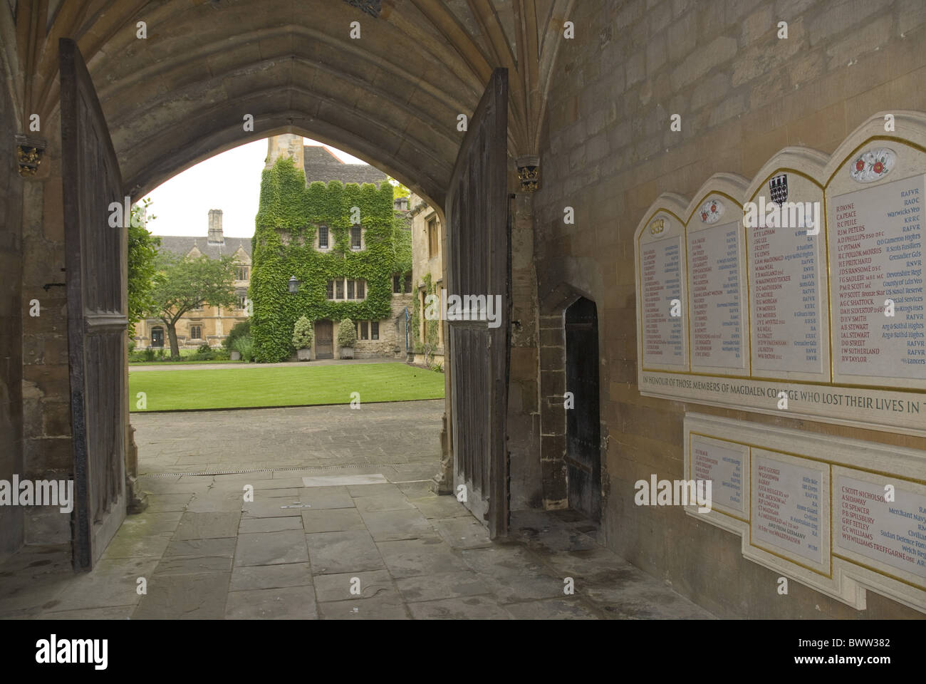 Mémorial DE LA SECONDE GUERRE MONDIALE Porte Quadrangle Magdalen College Oxford University UK Grande-Bretagne british english england pays scenic scenics Banque D'Images