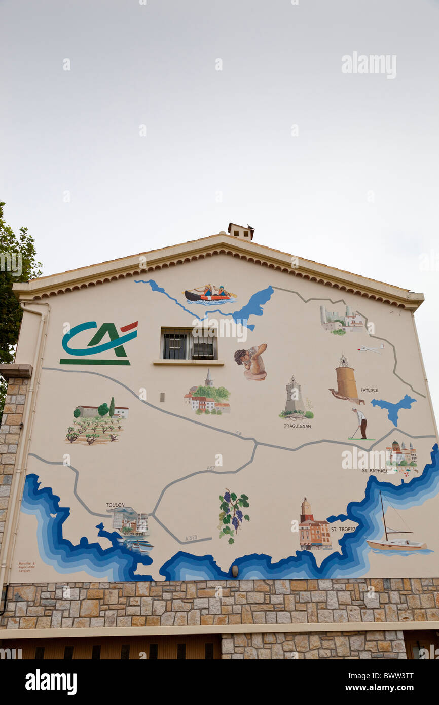 Une peinture murale représentant une carte de la région sur le côté d'un immeuble en Fayance, Var, Provence-Alpes-Côte d'Azur, France. Banque D'Images