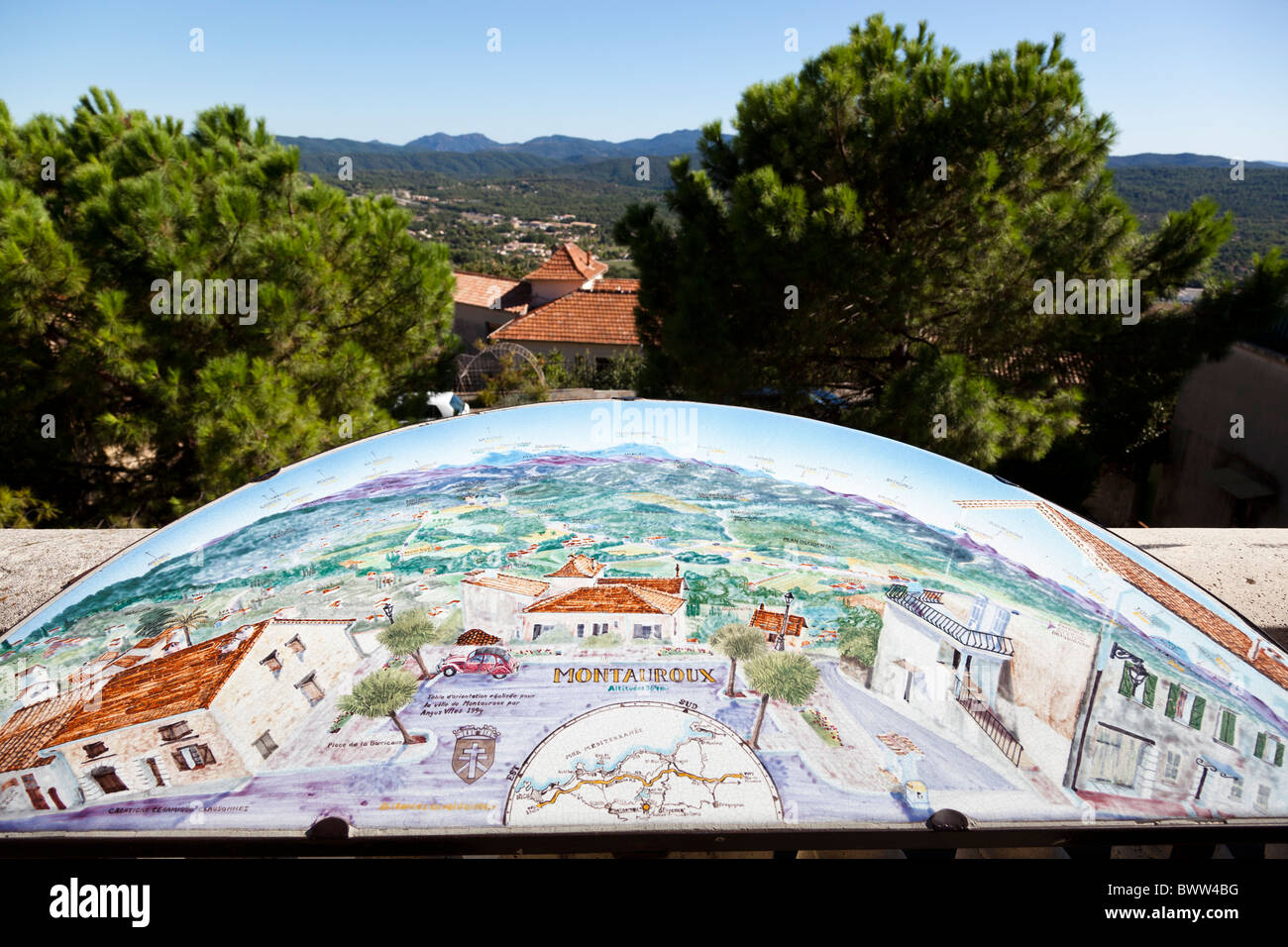 Un plan panoramique de la vue de Montauroux, Var, Provence-Alpes-Côte d'Azur, France. Banque D'Images