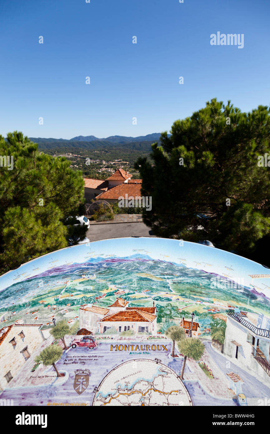 Un plan panoramique de la vue de Montauroux, Var, Provence-Alpes-Côte d'Azur, France. Banque D'Images