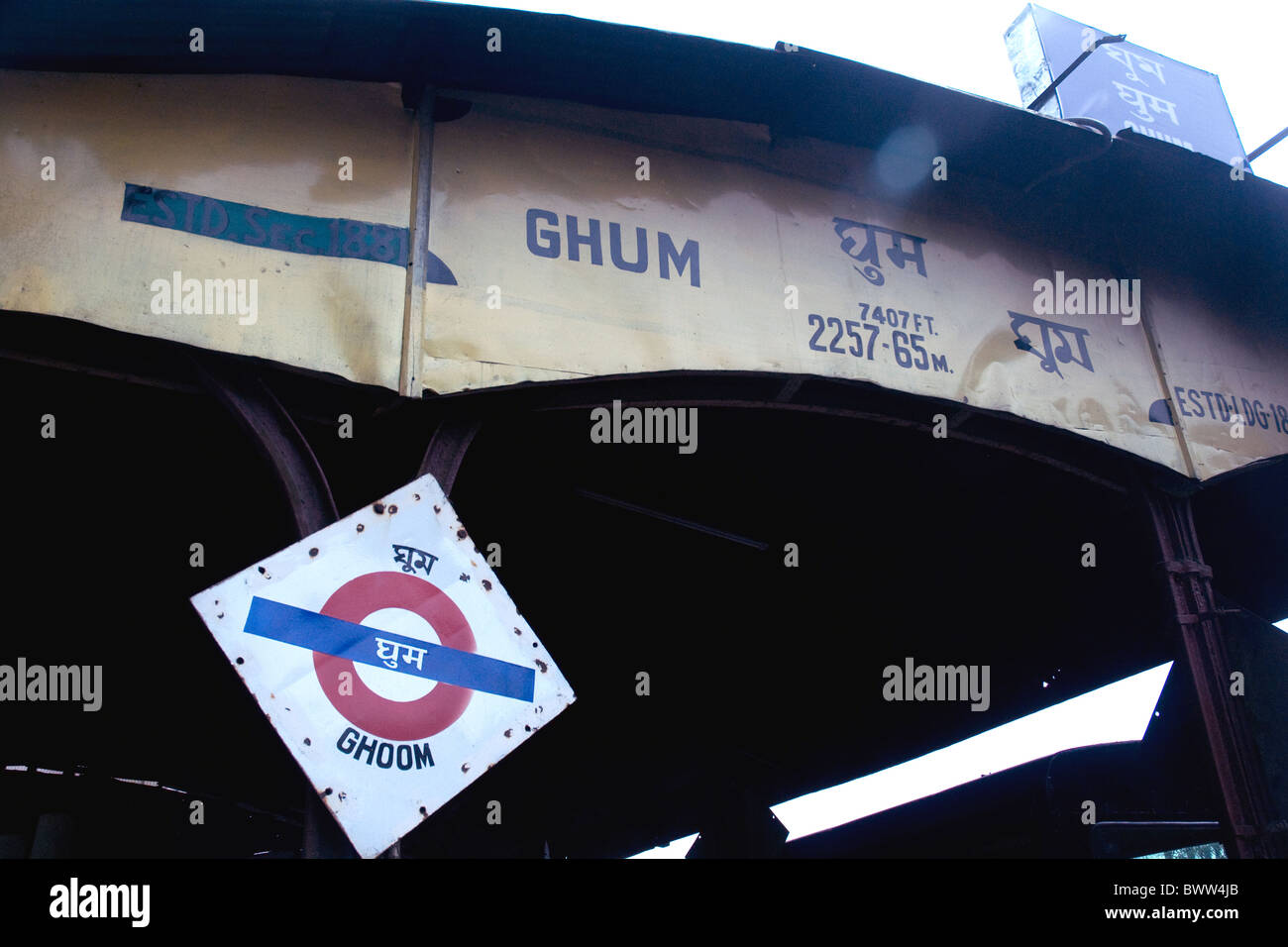L'Himalayan Railway station signe à Ghoom, ou Ghum, près de Darjeeling, ainsi qu'une mention de son altitude Banque D'Images