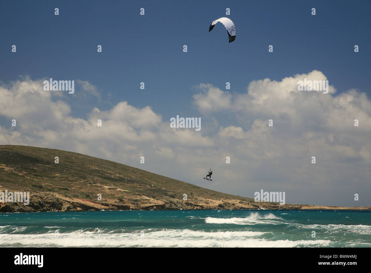 Un kite surfer prend de l'air au-dessus des flots Banque D'Images