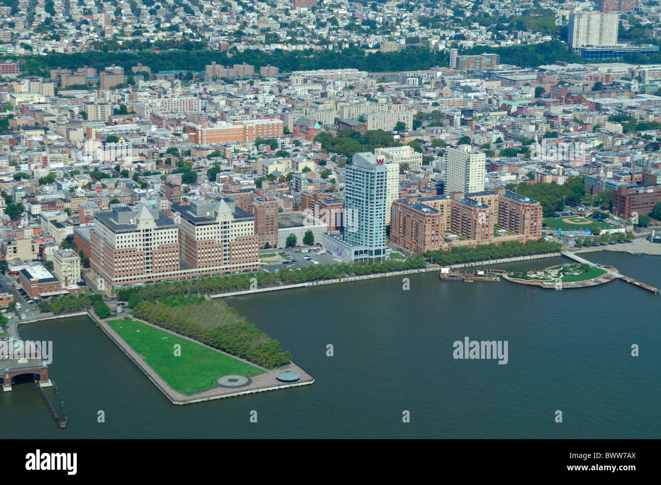 Vue aérienne de la ville de Hoboken, Sinatra Drive et de la jetée d'un parc sur la rivière Hudson, Hudson County, New Jersey, USA Banque D'Images