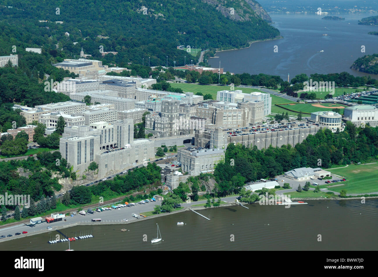 Vue aérienne de l'United States Military Academy de West Point bâtiments sur Riverside de l'Hudson River, New York State, USA Banque D'Images