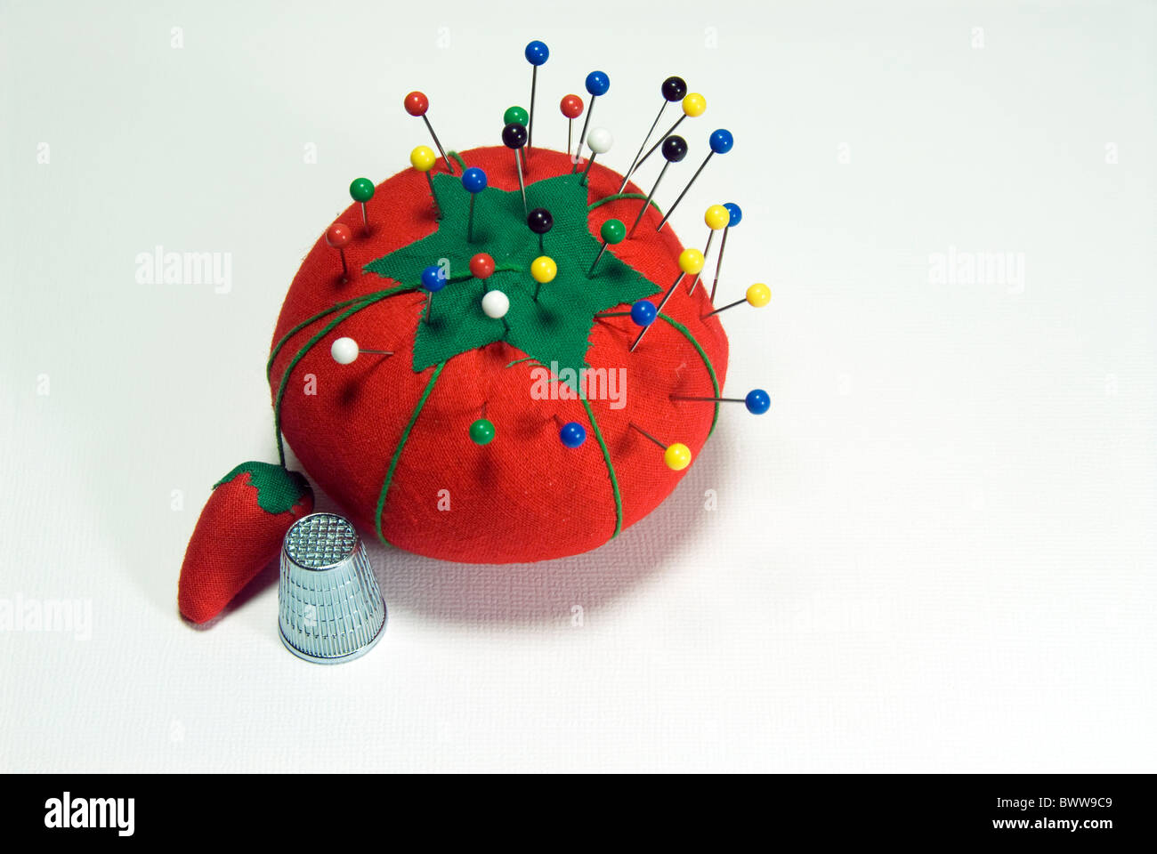 Pincushion, dé et les axes pour la couture - machine à coudre consommables Banque D'Images