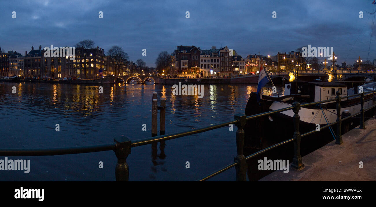 Pays-bas Hollande Europe Amsterdam Amstel River city ville d'hiver de l'eau nuit Soirée bateaux navires christ Banque D'Images