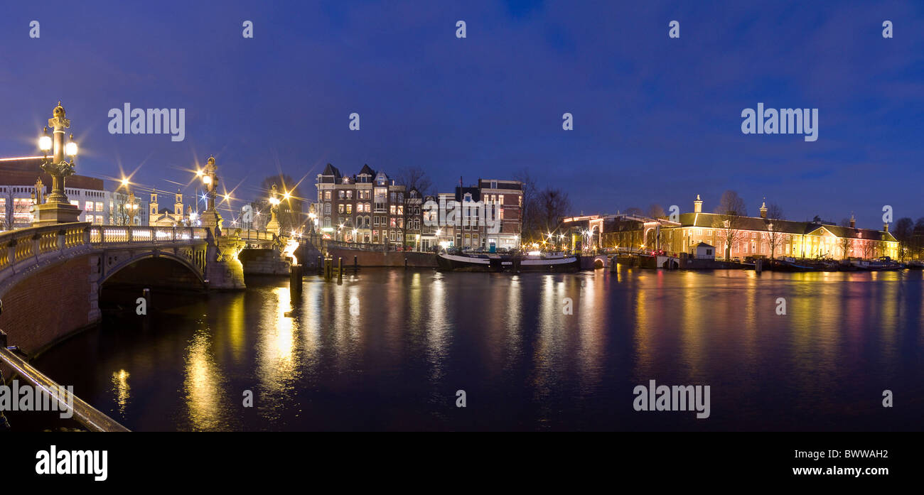 Pays-bas Hollande Europe Amsterdam Amstel River city ville d'hiver de l'eau nuit Soirée bateaux bateaux Banque D'Images