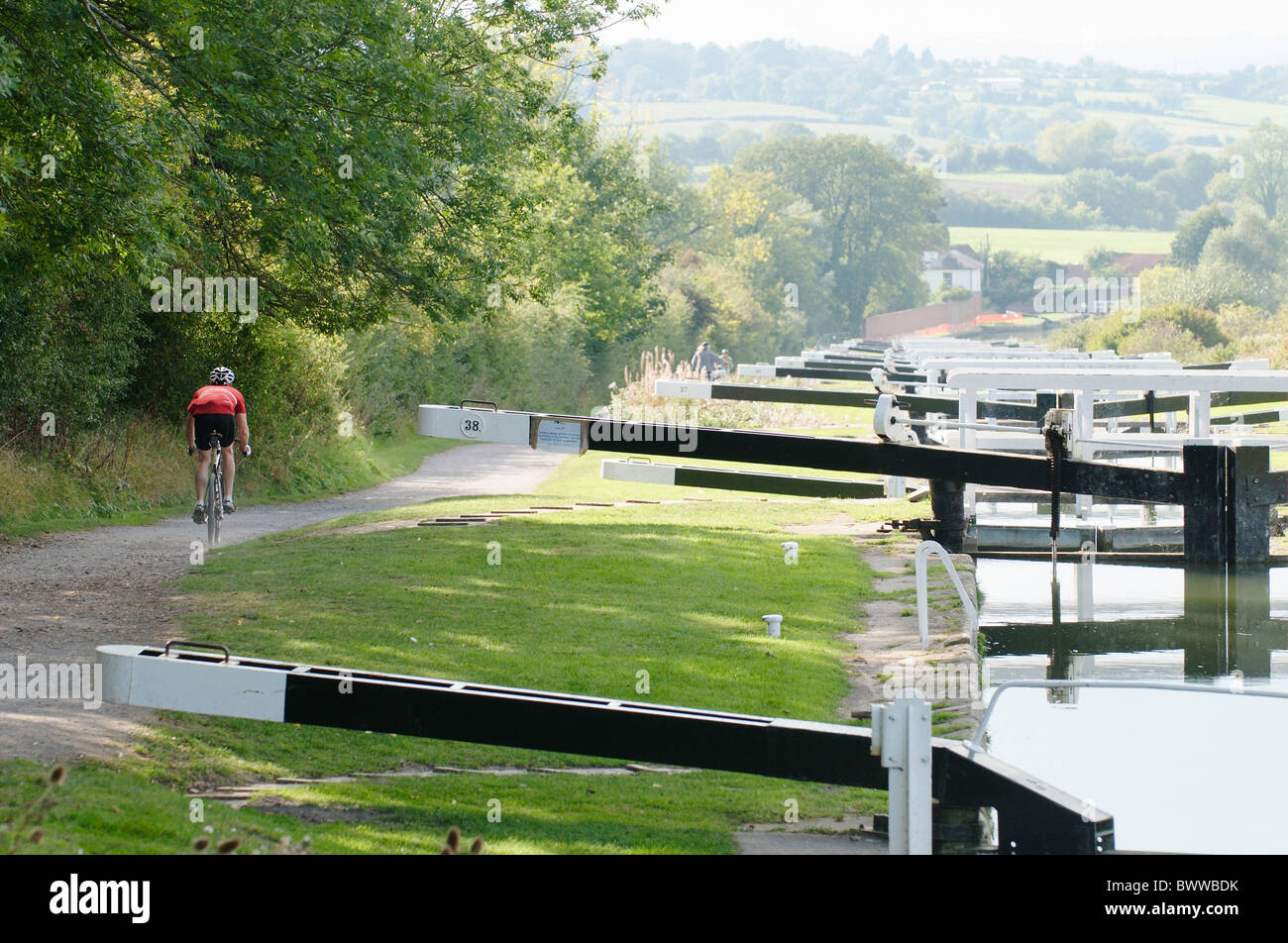 Randonnée à vélo sur le Kennet and Avon à Caen Hill locks, Wiltshire, Royaume-Uni Banque D'Images