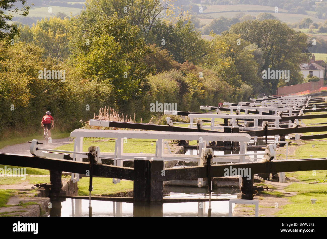 Randonnée à vélo sur le canal Kennet et Avon à Caen HIll locks, Wiltshire, Royaume-Uni Banque D'Images