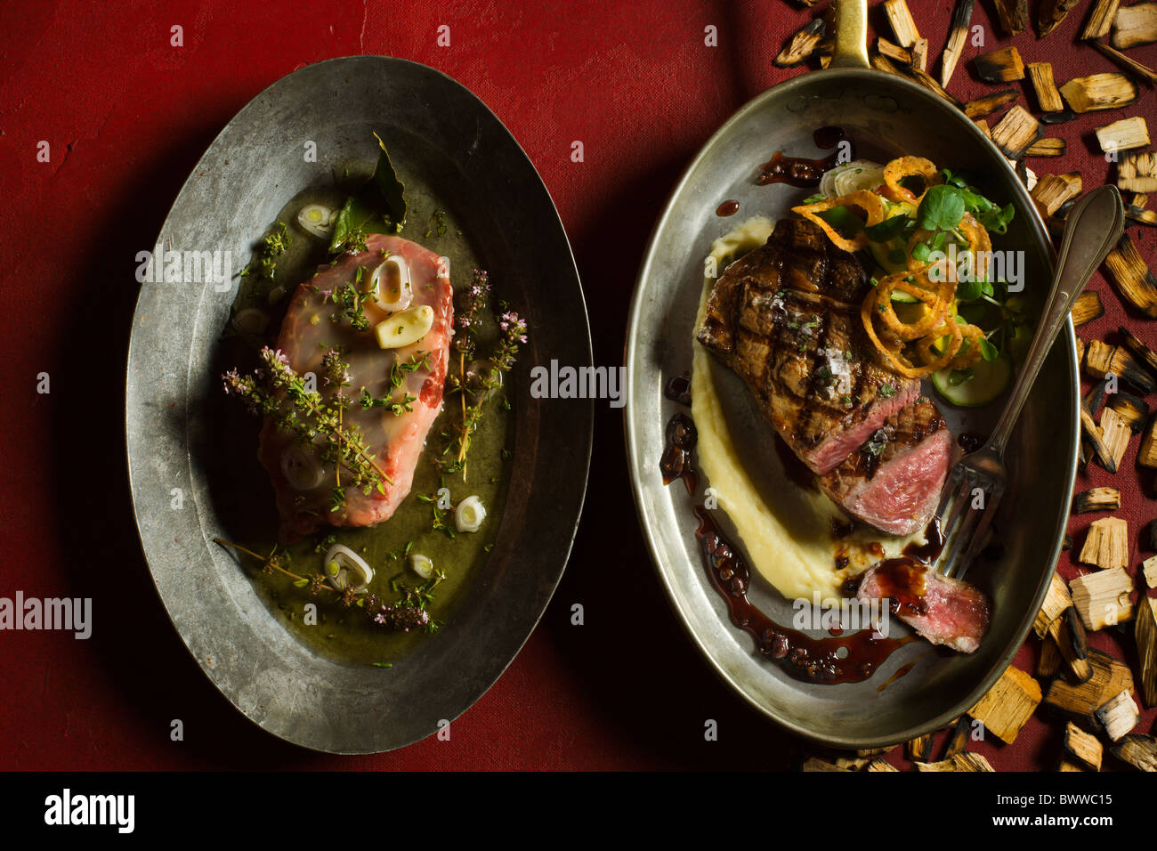 Ribeye de boeuf, pochés dans la graisse de canard et grillée avec des copeaux de bois de Mesquite, servi avec purée de pommes de terre, légumes d'été et Nicois Banque D'Images