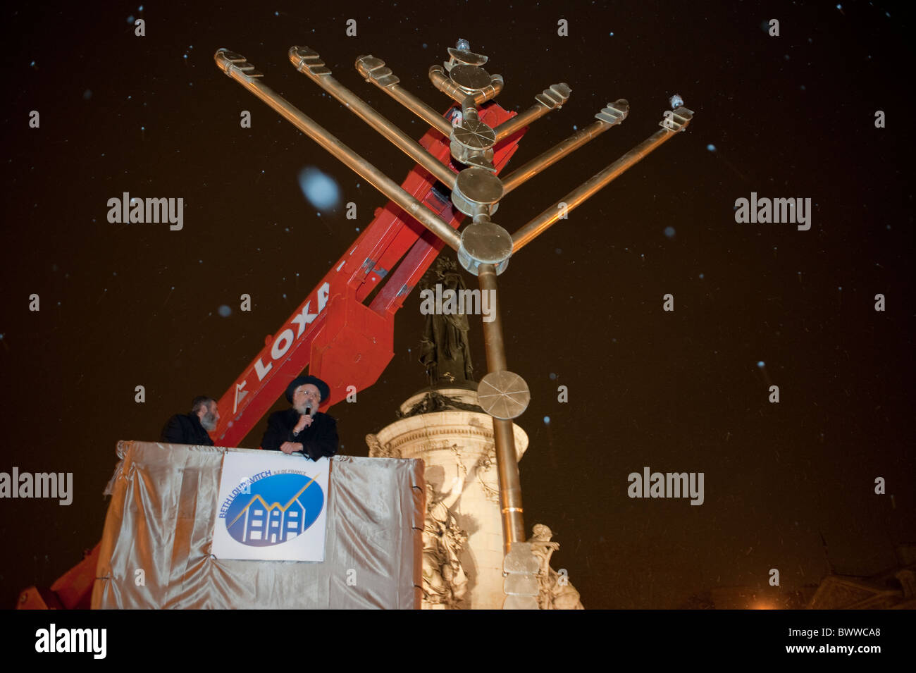 Paris, France, rabbins juifs célébrant les fêtes religieuses annuelles, Hanoukkah, cérémonie d'éclairage des bougies, nuit; traditions juives anciennes Banque D'Images