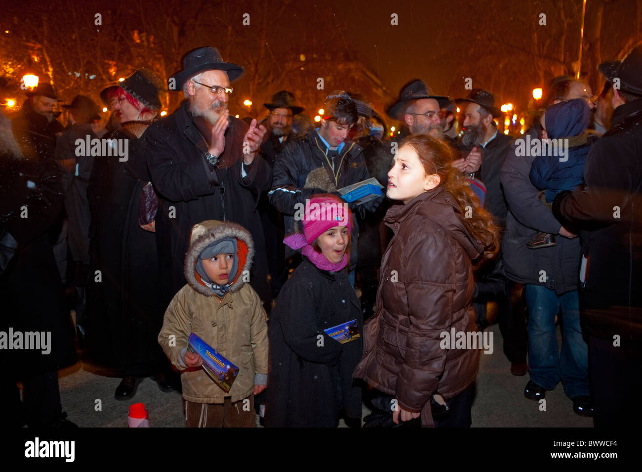Paris, France, foule nombreuse, dans la rue, familles juives célébrant la fête religieuse annuelle, Hanukkah, cérémonie d'éclairage des bougies, nuit, vieilles traditions juives, famille multigénérationnelle, juifs hassidiques Banque D'Images