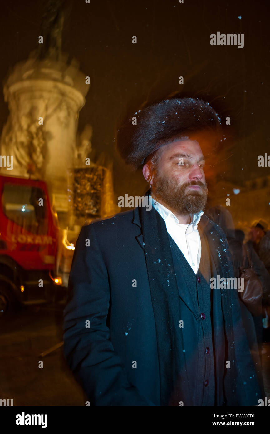 Paris, France, Rabbins juifs célébrant la fête religieuse annuelle, Hanukkah, cérémonie d'éclairage des bougies, nuit, Portrait Man, juifs hassidiques Banque D'Images