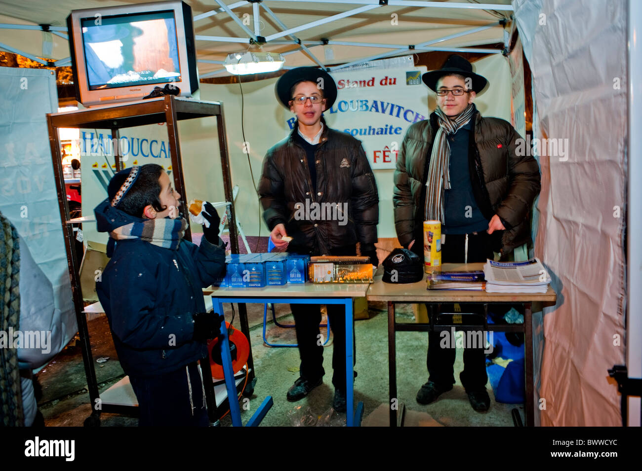 Paris, France, TSmall Group People, eenage Hassidic Jews célébrant Hanukkah Holiday la nuit, Jewish Community europe, Traditional Clothing, garçons paris Banque D'Images