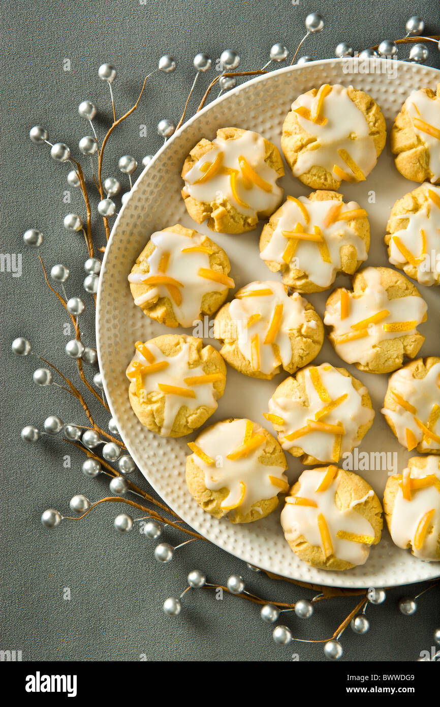 Biscuits au beurre d'Orange a terminé avec le zeste d'orange cerise sur un fond de gris. Banque D'Images