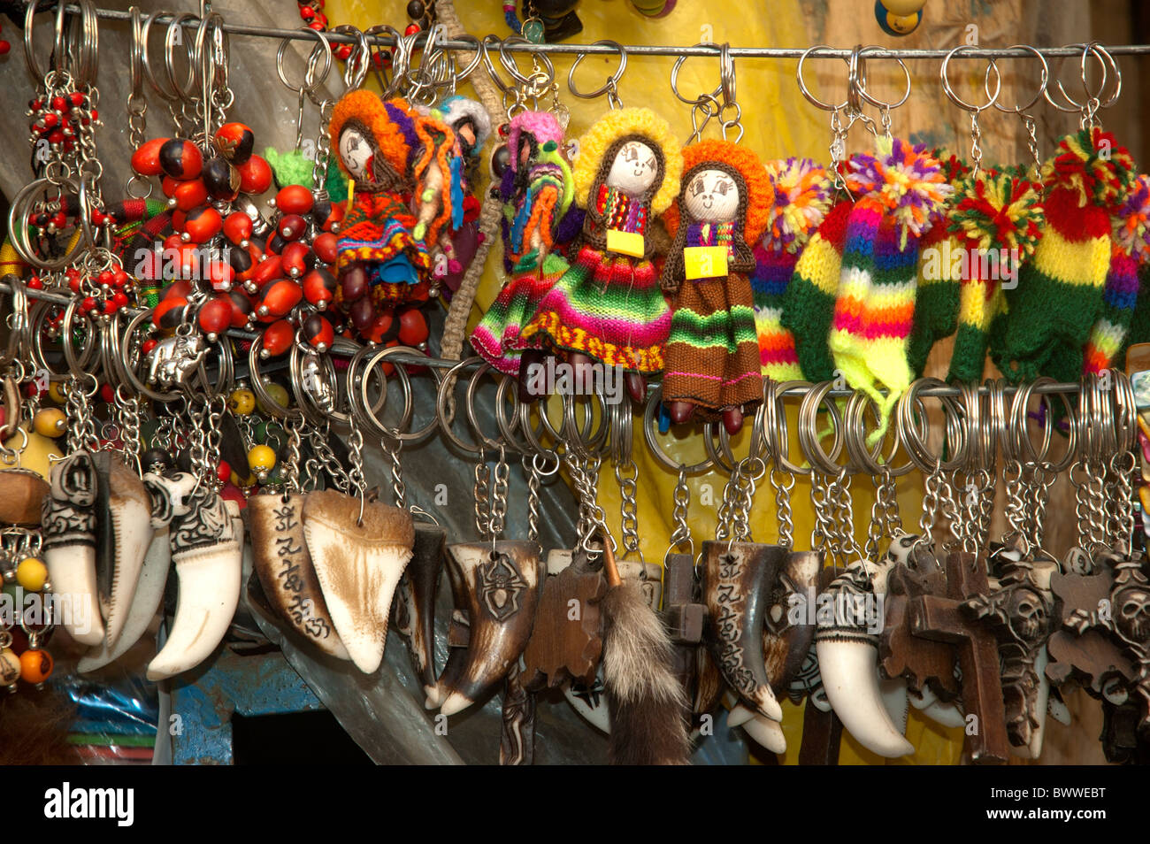 Toutes sortes d'articles à vendre comme talisman, amulettes, magie, rituels et de la médecine traditionnelle dans le marché des sorcières, La Paz, Bolivie. Banque D'Images