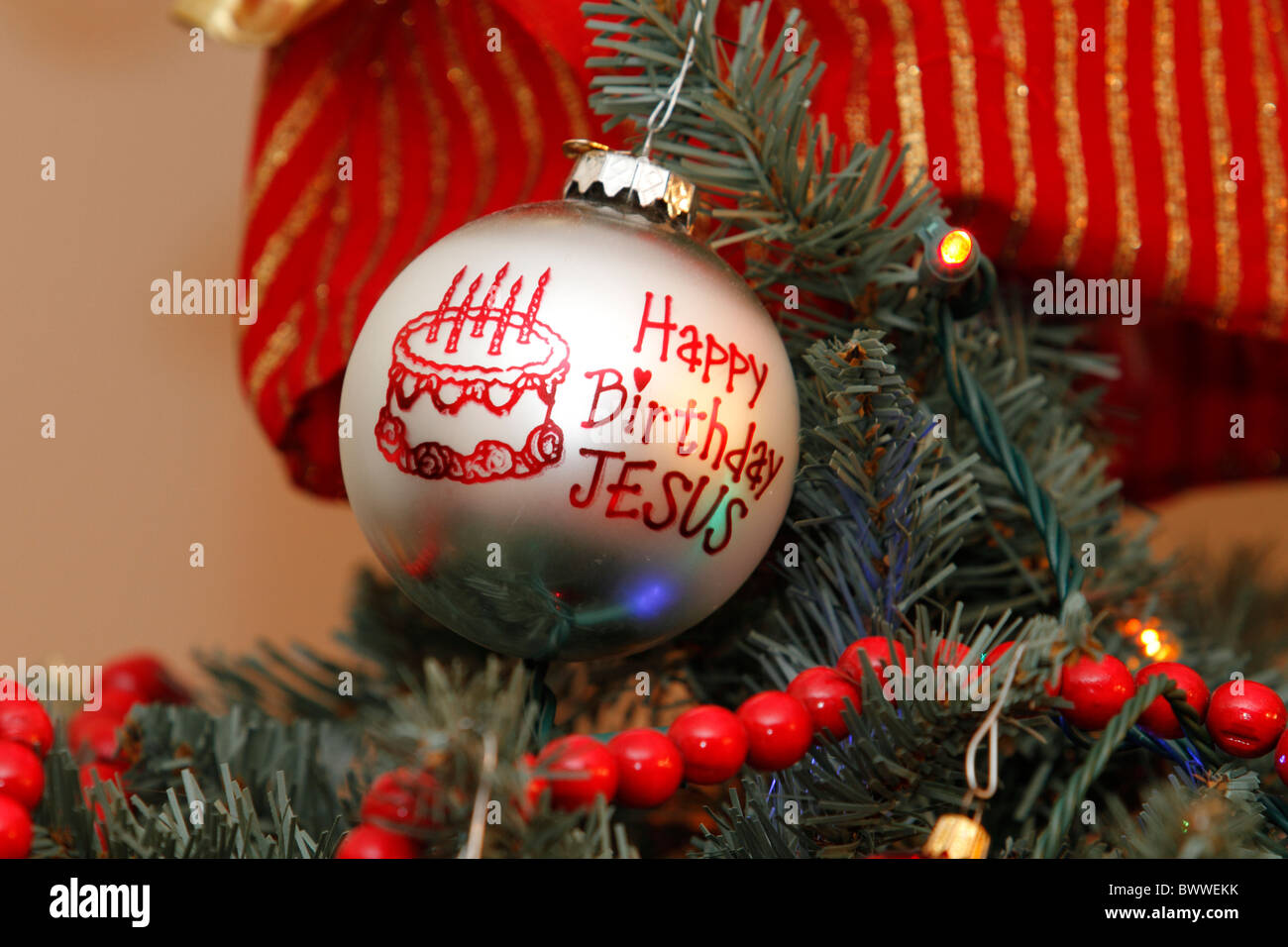 Joyeux anniversaire noël ornement sur un arbre de Noël Photo Stock - Alamy