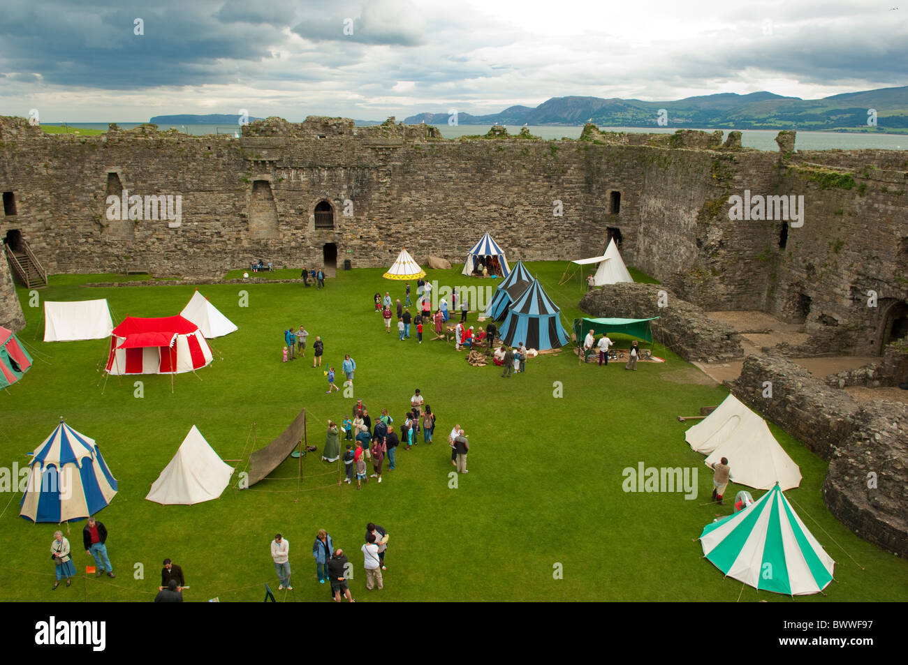 Reconstitution d'une foire médiévale dans le parc du château de Beaumaris, Anglesey, au nord du Pays de Galles. Straights Menai, Welsh visible continentale Banque D'Images