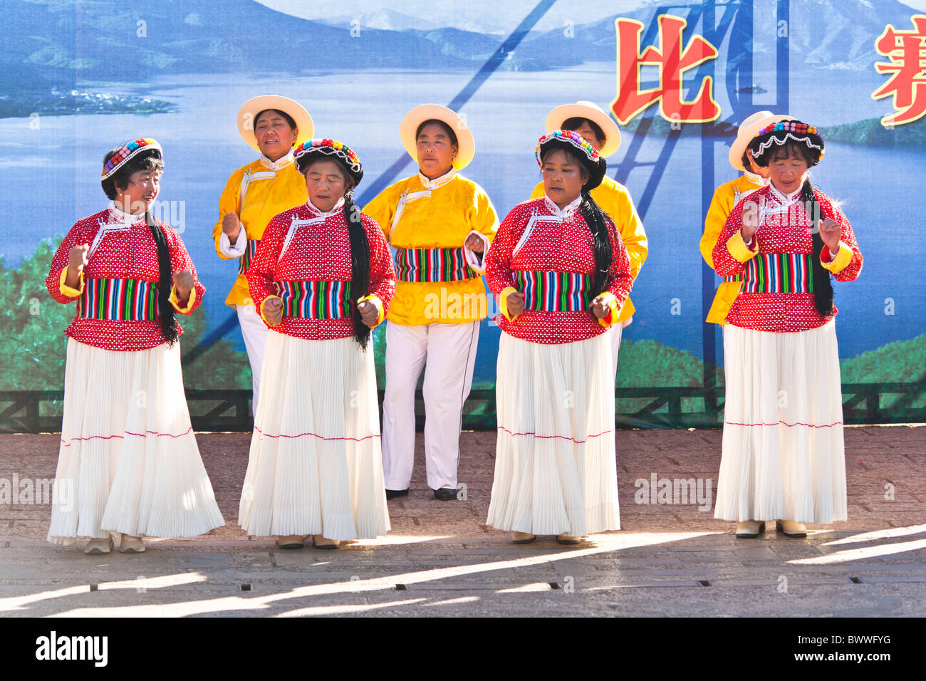 La danse des femmes Mosuo, portant le costume traditionnel, Lijiang, Yunnan Province, China Banque D'Images