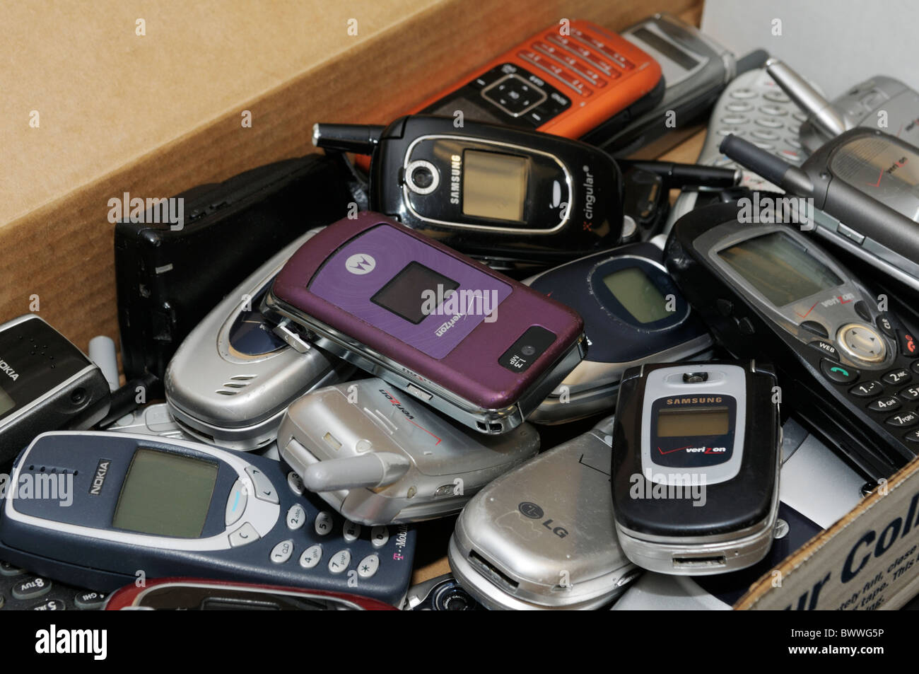 Les téléphones cellulaires usagés collectés pour être expédiés pour recyclage Banque D'Images