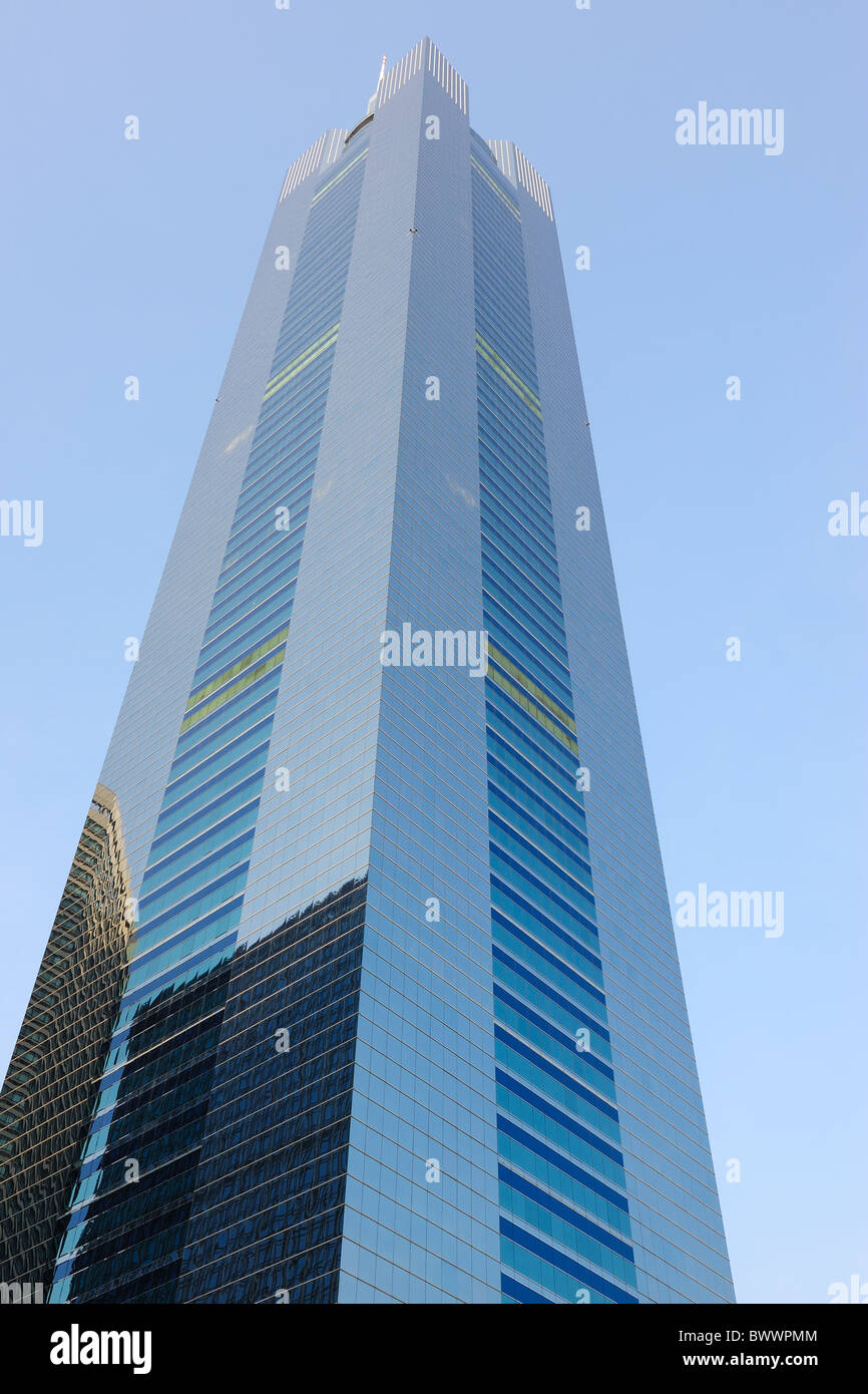 De Perspective un gratte-ciel moderne sous le ciel bleu Banque D'Images