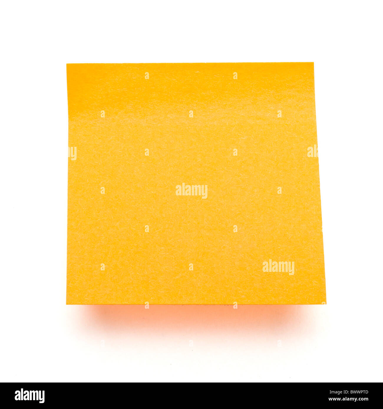 Auto-adhésif orange post-it isolé sur blanc. Banque D'Images