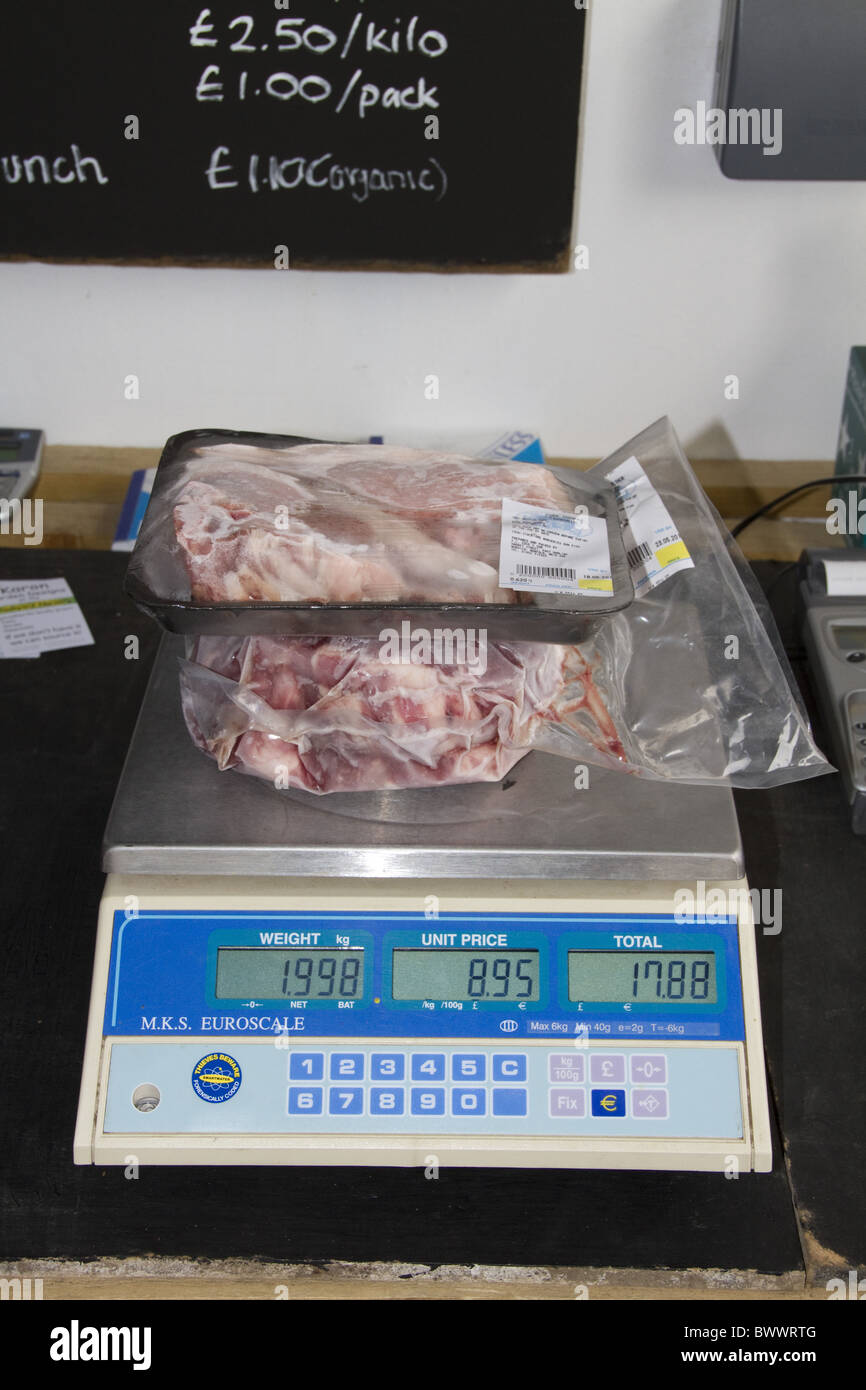 Balances pour peser la viande Photo Stock - Alamy