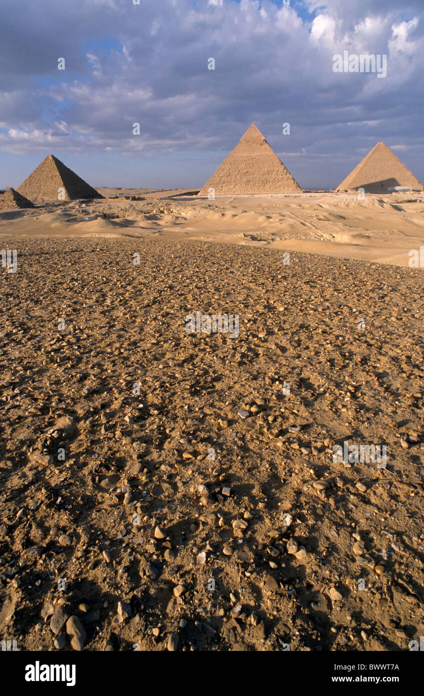 Vue de la pyramide de Khephren, la pyramide de Mykérinos et la grande pyramide de Gizeh, Le Caire, Égypte. Banque D'Images