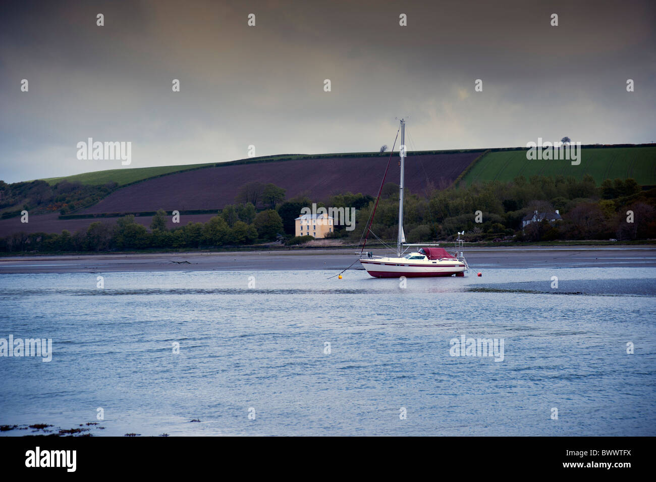 La location d'un bateau à voile dans l'estuaire, juste à la sortie st. L'ouest du pays de Galles cardigan Dogmaels Banque D'Images