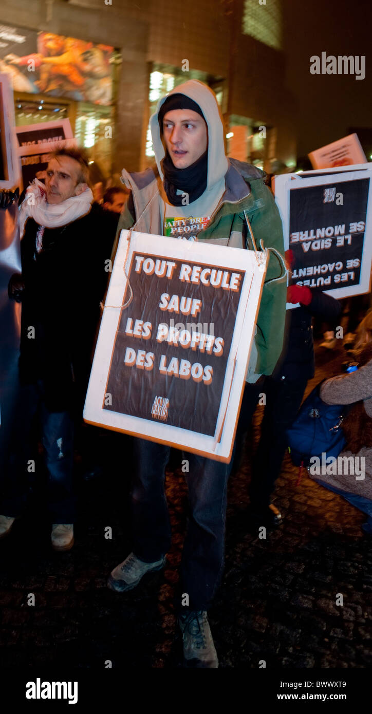 Paris, France, démonstration du sida, Journée mondiale du sida, ACT Up-Paris, Des adolescents portant des panneaux de protestation en français, font monter une affiche Banque D'Images