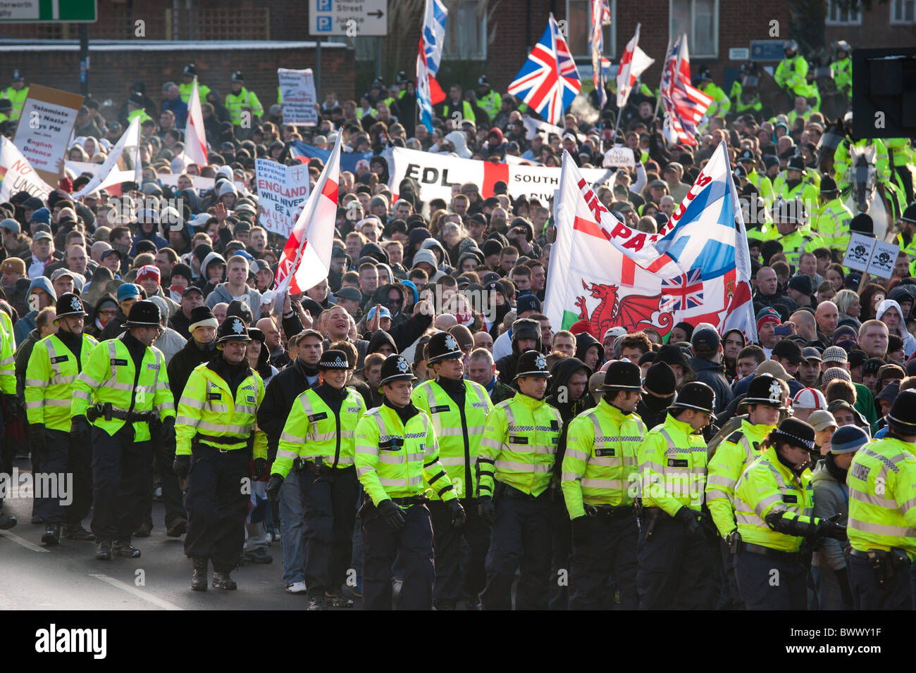 Ligue de défense anglaise mars manifestants le long de la rocade à travers le centre de Northampton Banque D'Images