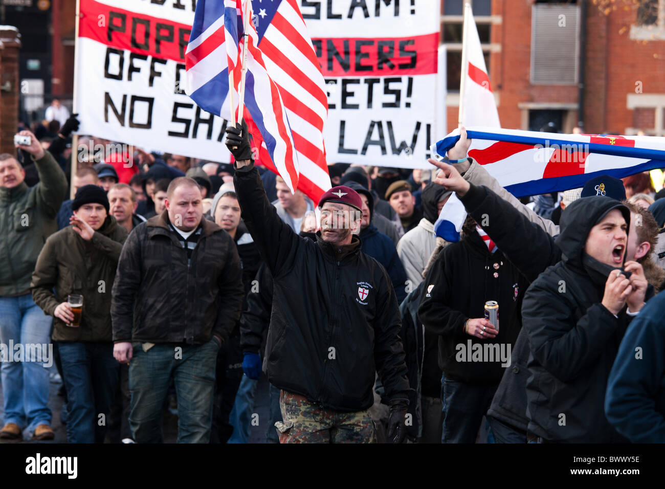 Ligue de défense anglaise mars des manifestants à travers le centre de Northampton Banque D'Images