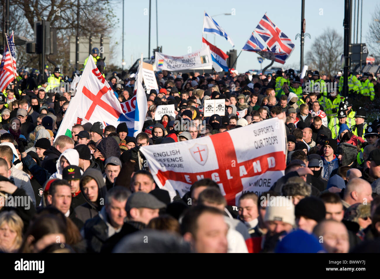 Ligue de défense anglaise mars des manifestants à travers le centre de Northampton Banque D'Images