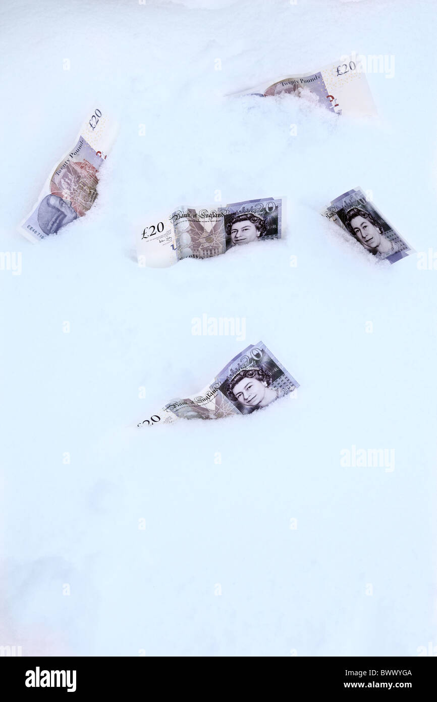 Cinq notes £20 couché dans la neige Banque D'Images