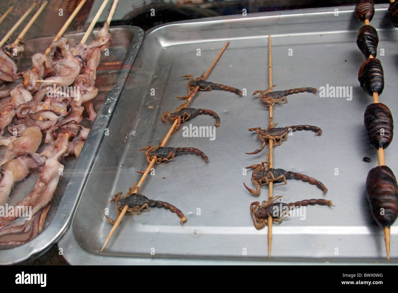 Une sélection de délices sur un marché chinois dont les vers blancs et de scorpion. Des plats à emporter chinois en Chine. Banque D'Images