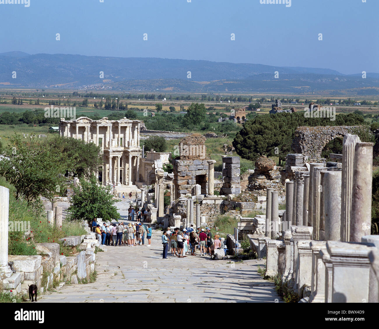 La bibliothèque de Celsus à Éphèse rue Curetes groupes touristiques touristes Turquie monde antique l'antiquité Banque D'Images