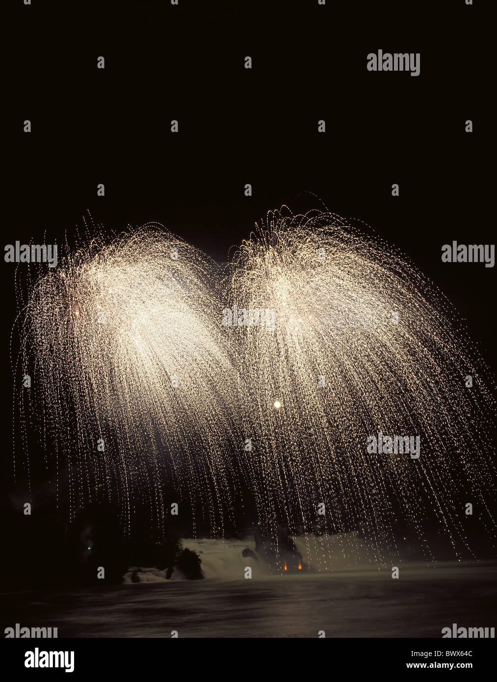 Suisse Europe chutes du Rhin à Schaffhouse nuit New Year's Eves effet lumière artifice pluie étincelle Banque D'Images