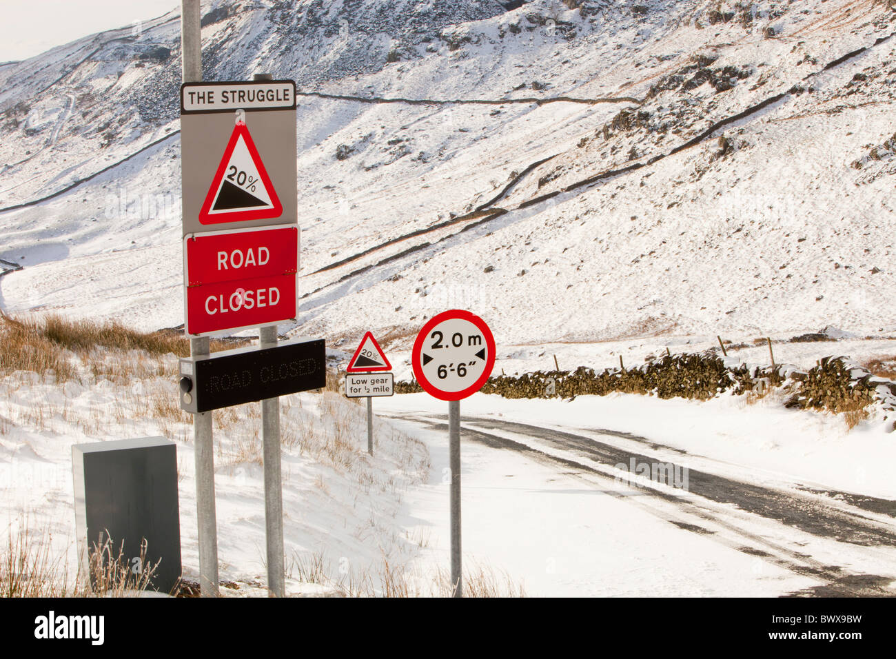 Kirkstone Pass Road au-dessus de Ambleside fermé par la neige des hivers, Lake District, UK. Banque D'Images