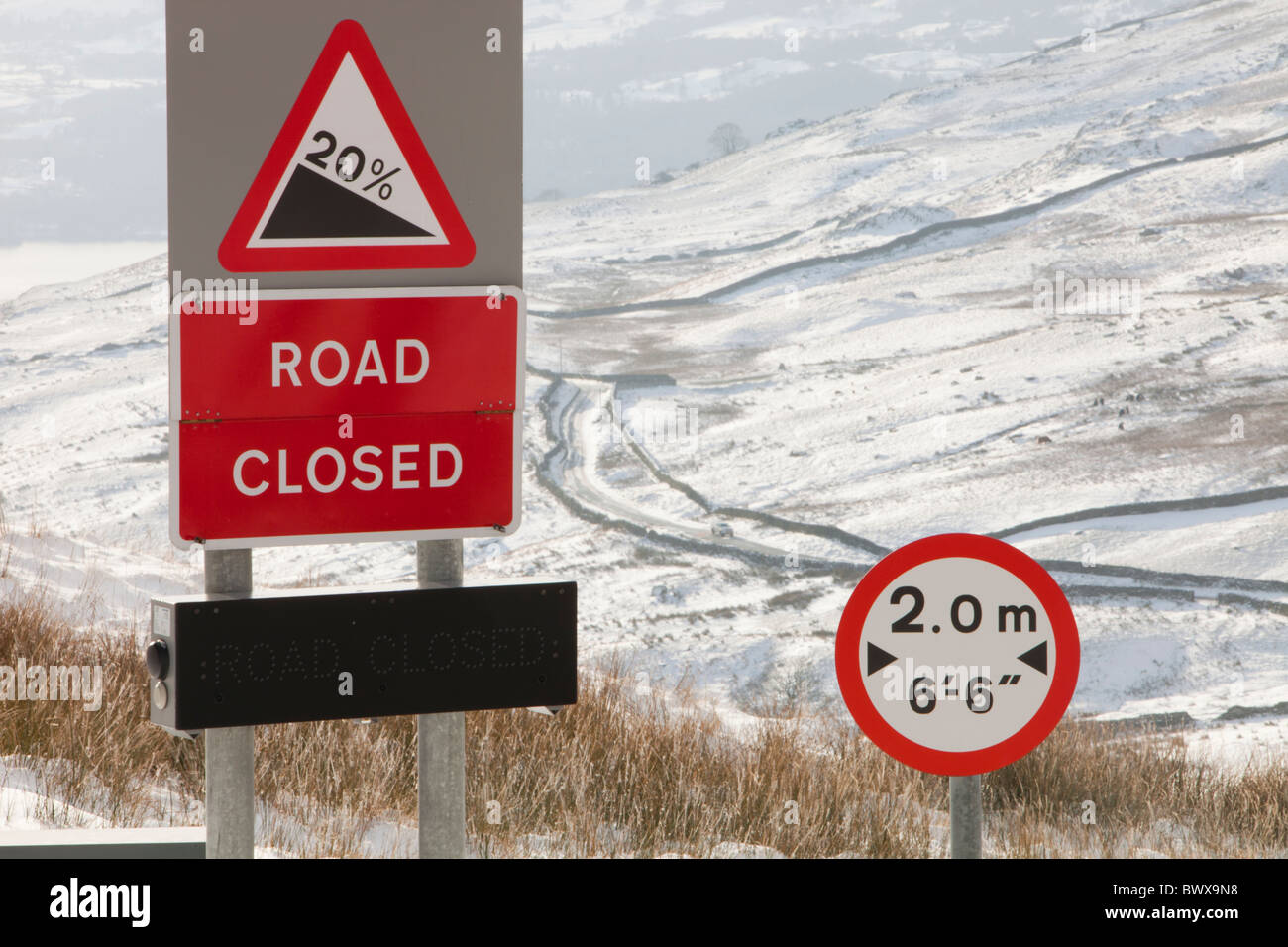 Kirkstone Pass Road au-dessus de Ambleside fermé par la neige des hivers, Lake District, UK. Banque D'Images