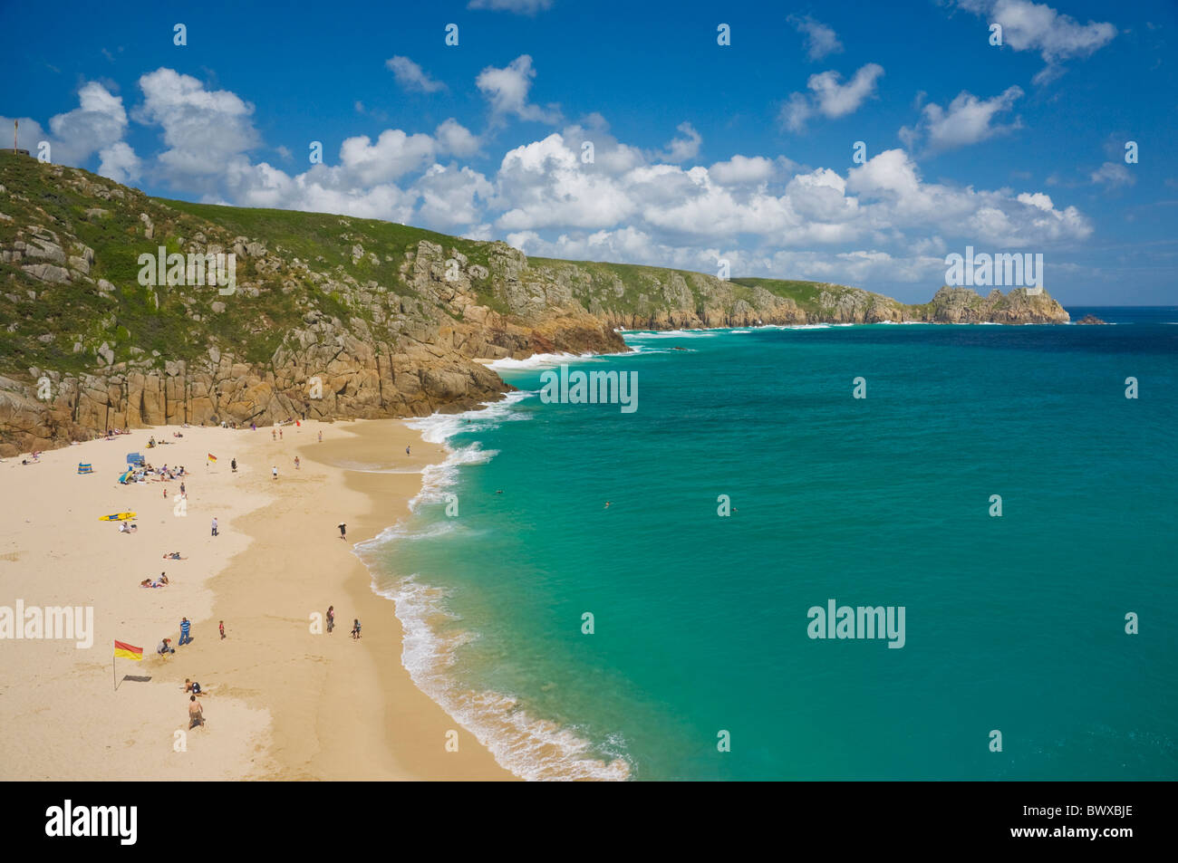 Les touristes de soleil sur plage de Porthcurno Cornwall England GB UK EU Europe Banque D'Images