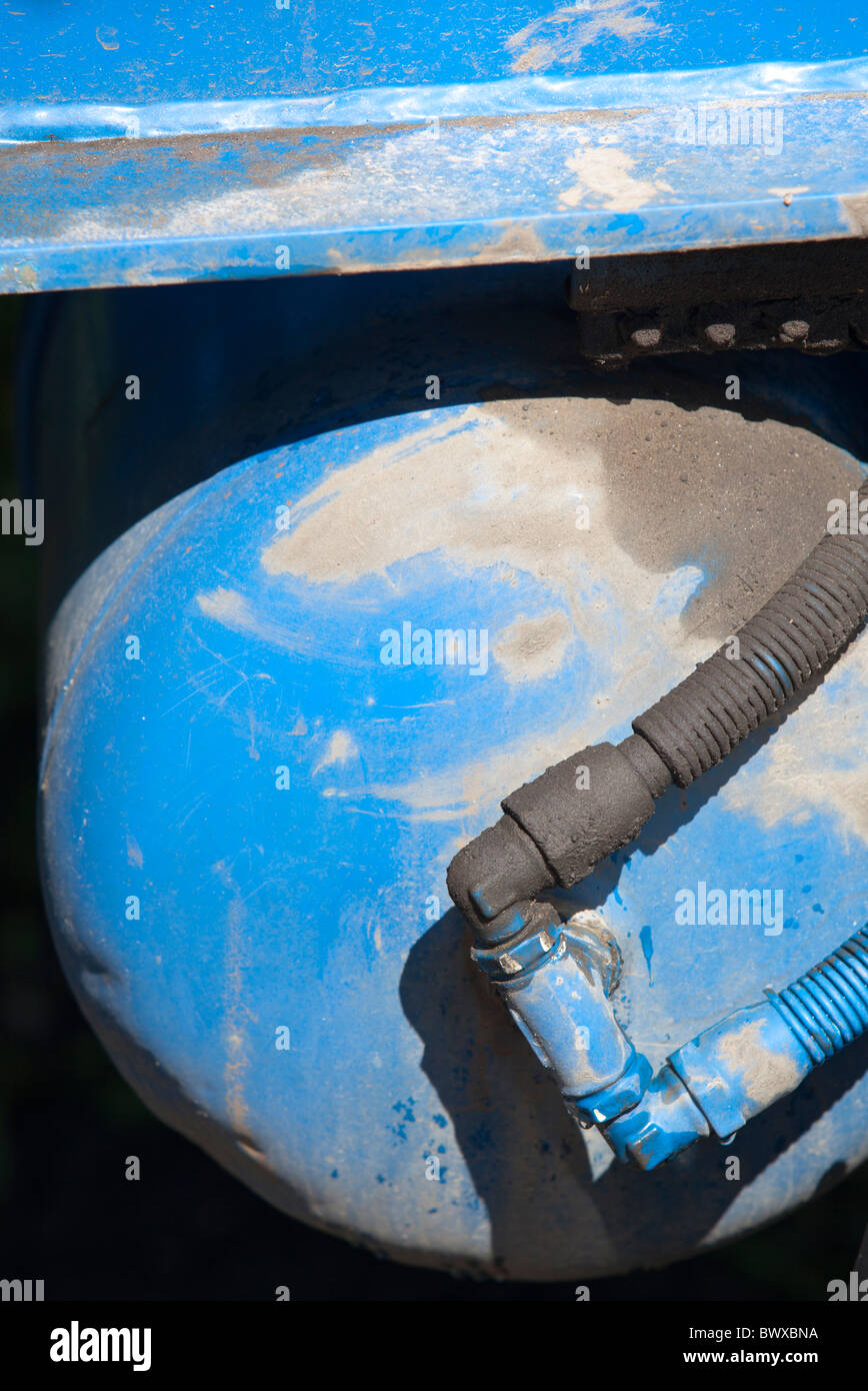 Bouteille d'air de pression pneumatique dans les flexibles d'air et les freins à air de camion Banque D'Images