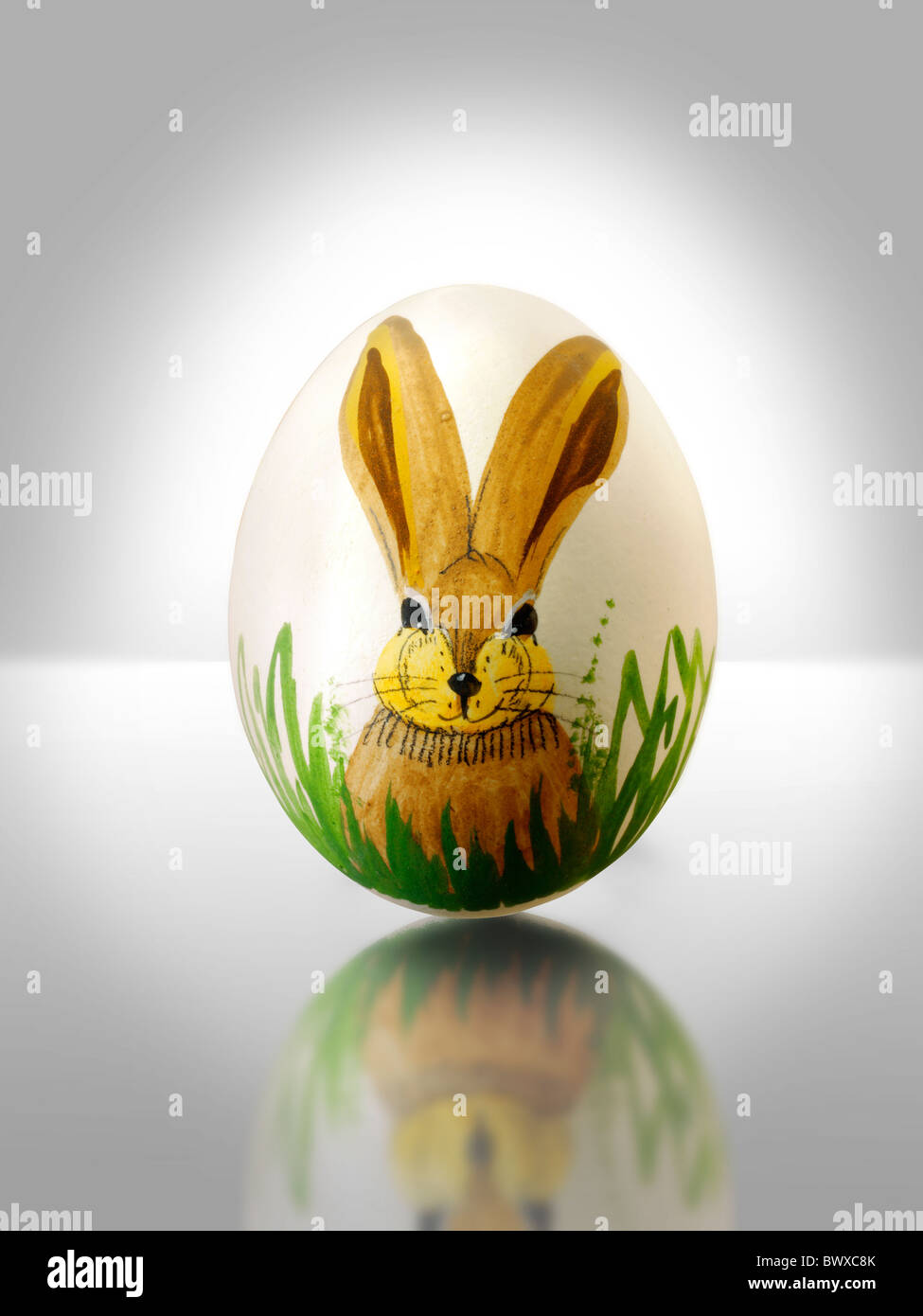 Oeuf de poule de Pâques peints traditionnels représentant un lapin de Pâques Banque D'Images