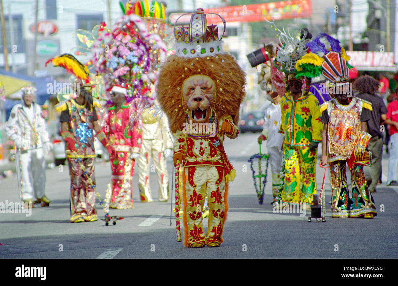 Trinidad Carnival plaqués marins comme un Roi Lion effectuant au Square Victoria, Port d'Espagne Banque D'Images