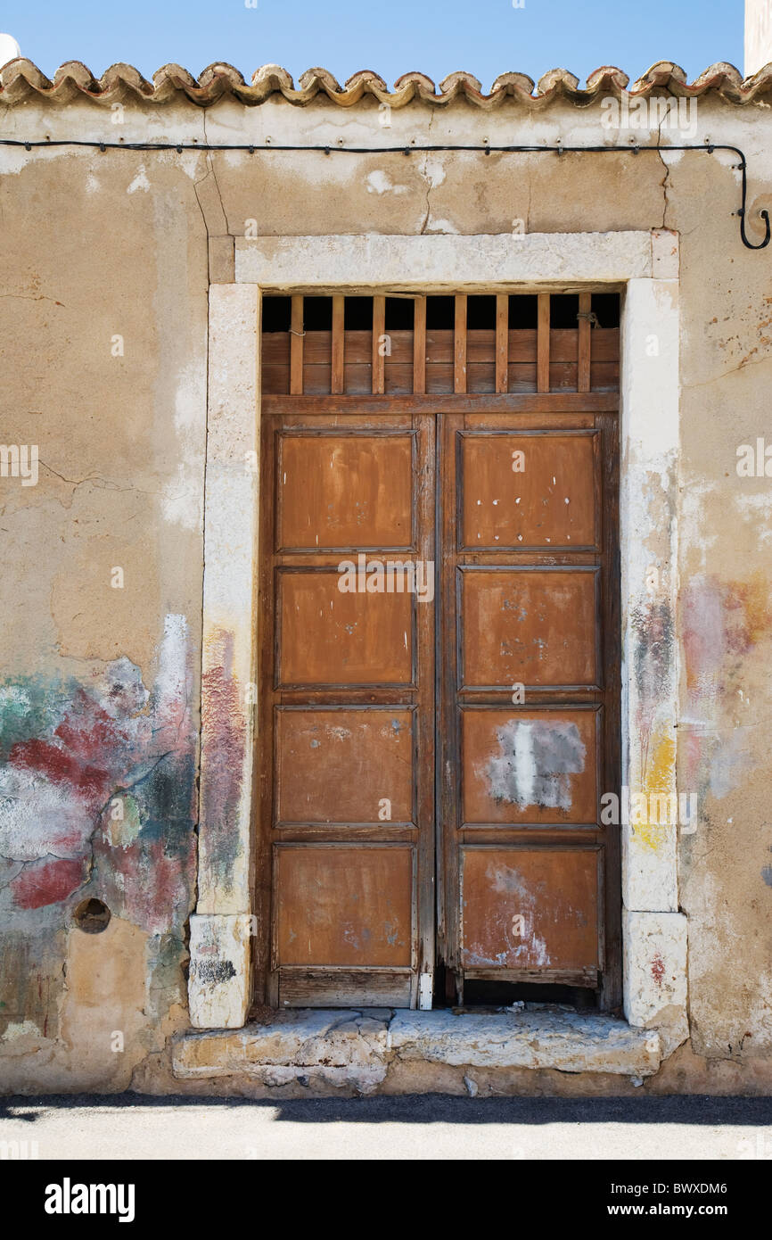 Une ancienne porte rustique à Portimao, Algarve, Portugal. Banque D'Images