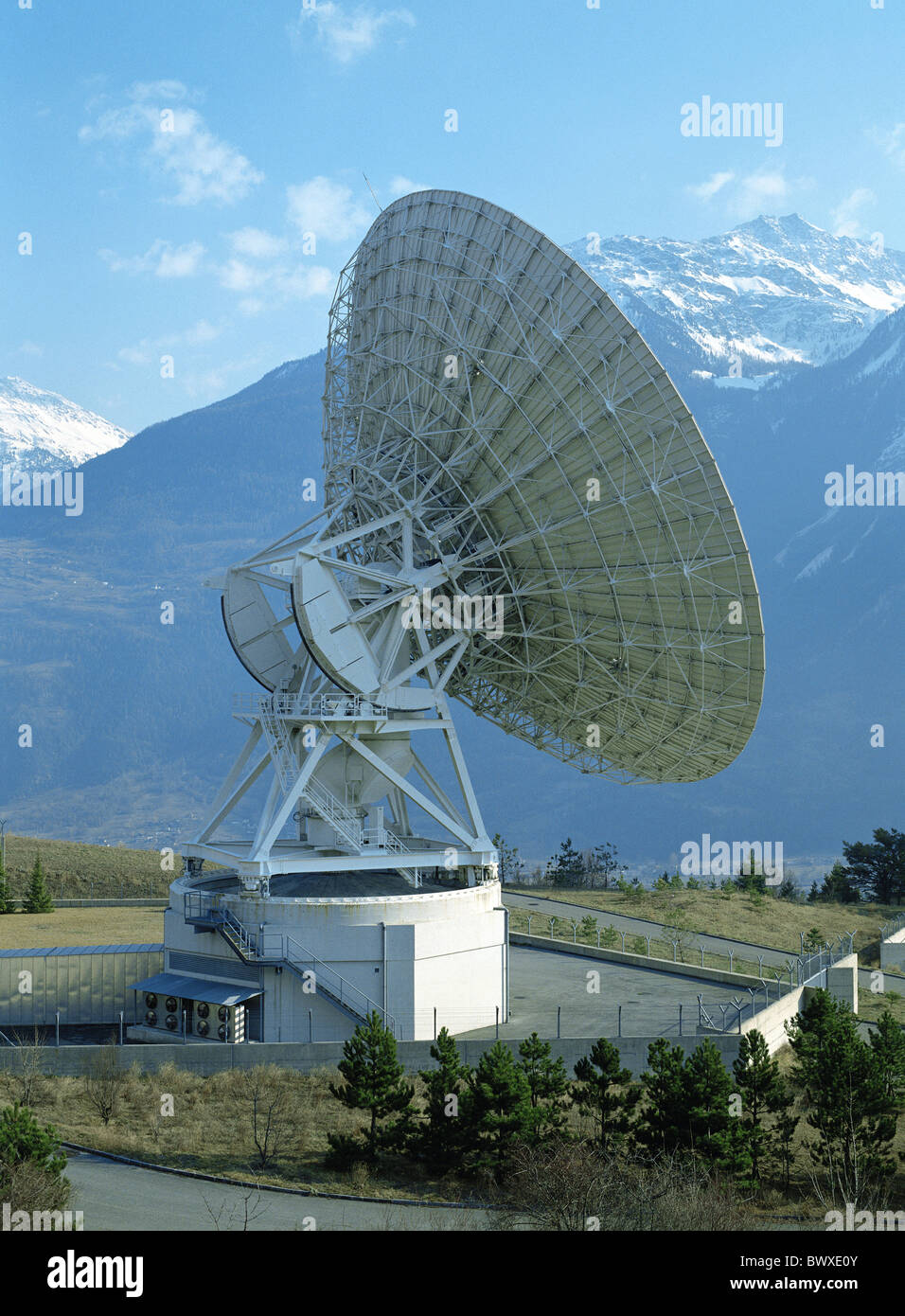 La station au sol canton Valais Leuk télescope satellite radar panorama  Europe Suisse Valais Photo Stock - Alamy