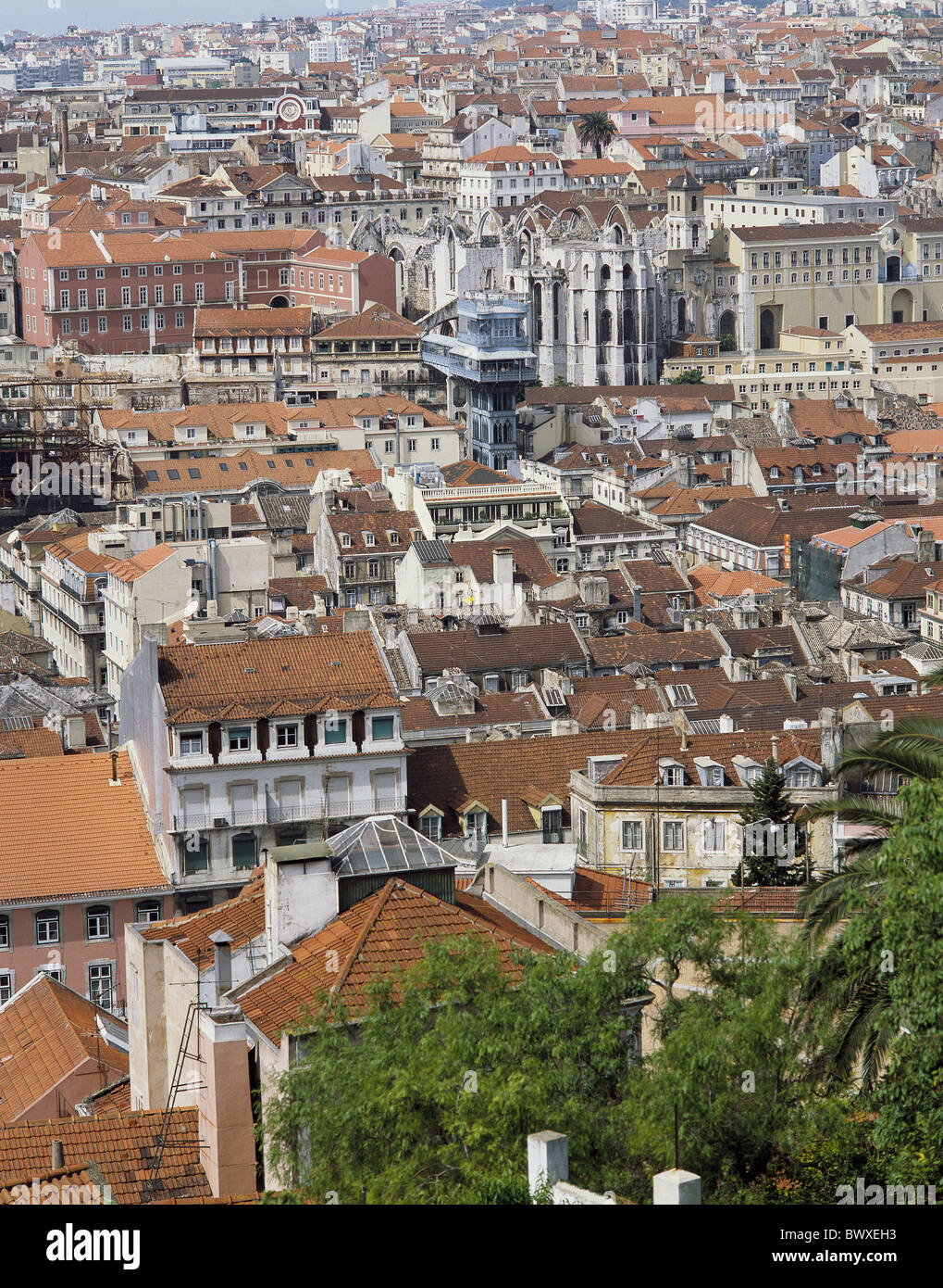 Les toits de Lisbonne Portugal Vieille Ville Ascenseur Santa Justa Banque D'Images