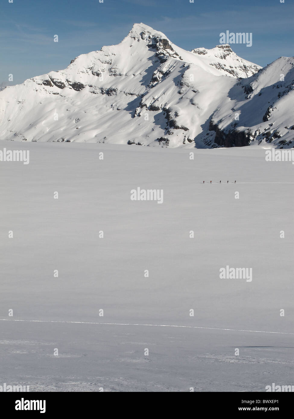 Un groupe de ski de randonnée traversant la Gietro glacier sur la Haute Route, Suisse Banque D'Images