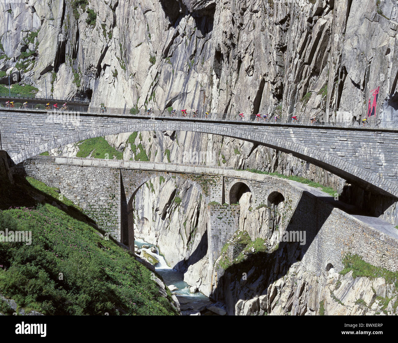 Le canton d'Uri Schollenen Gotthard Suisse Europe du débit des viaducs meadow cliff mur biker Banque D'Images